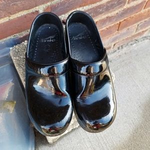 Black patent leather Dansko clogs size 37 (6.5-7)